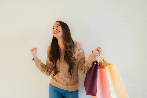 Retrato hermosa joven asiático mujeres feliz sonrisa con compras b — Foto de Stock