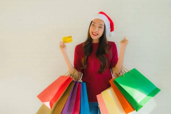 Porträtt vackra unga asiatiska kvinnor bär jul Santa hat wi — Stockfoto