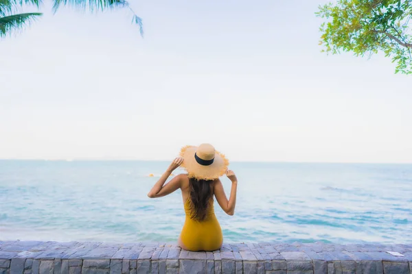 Retrato hermosa joven asiático mujeres feliz relajarse sonrisa alrededor se — Foto de Stock