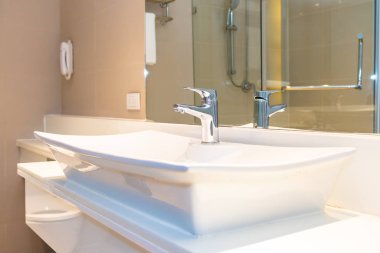 Su yüzeyi ve beyaz lavabo iç dekorasyonu