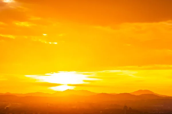 Bela paisagem com nascer do sol ou pôr do sol sobre a montanha — Fotografia de Stock