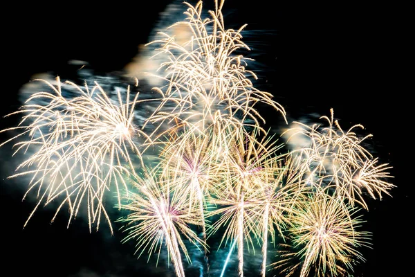 Schönes buntes Feuerwerk in der Nacht zum Feiern — Stockfoto