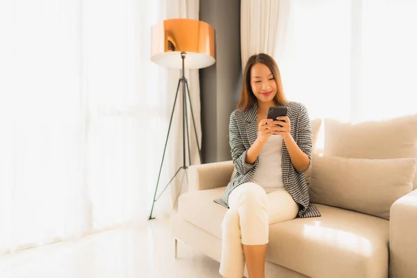 Porträt schöne junge asiatische Frauen mit sprechendem Handy — Stockfoto