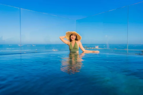 Bonito jovem asiático mulheres feliz sorriso relaxar ao redor ao ar livre swi — Fotografia de Stock