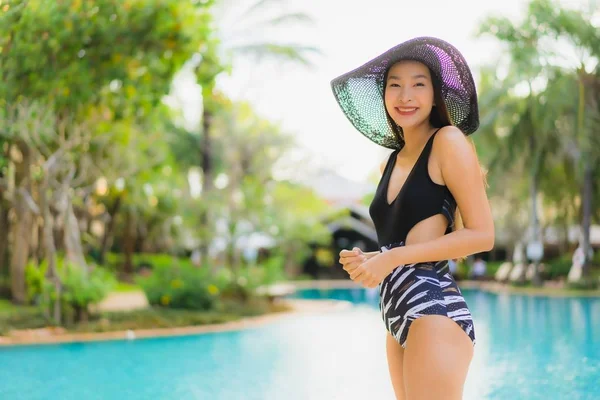 Retrato bonito jovem asiático mulheres feliz sorriso relaxar em torno de sw — Fotografia de Stock