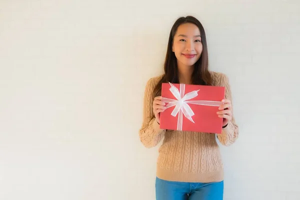 Retrato hermosa joven asiático mujeres feliz sonrisa con caja de regalo — Foto de Stock