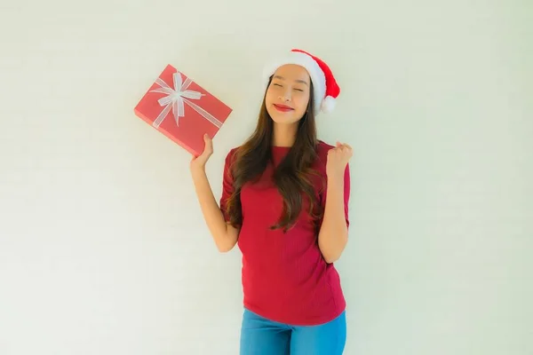 Retrato bonito jovem asiático mulheres desgaste santa chapéu no Natal — Fotografia de Stock