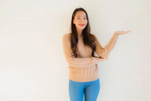 Retrato hermosa joven asiático mujeres sonrisa feliz en muchos acción —  Fotos de Stock