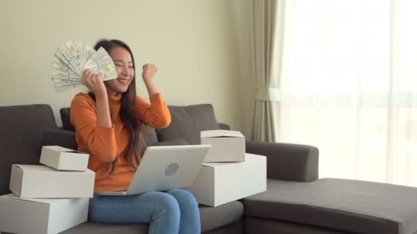 Imagens Mulher Asiática Trabalhando Com Laptop Casa — Vídeo de Stock