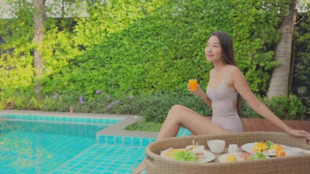 Riprese Bella Donna Asiatica Rilassante Piscina Hotel — Video Stock