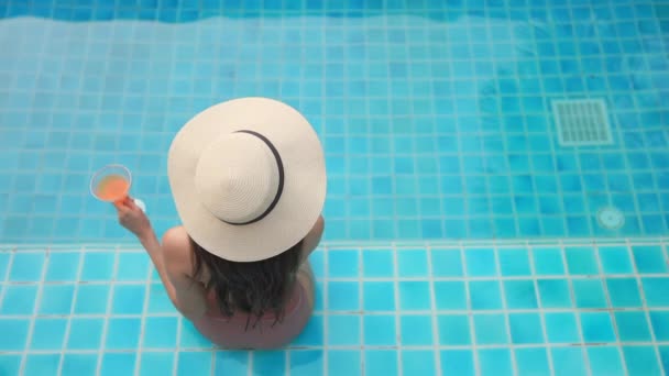 Imagens Bela Mulher Asiática Relaxante Piscina Hotel — Vídeo de Stock