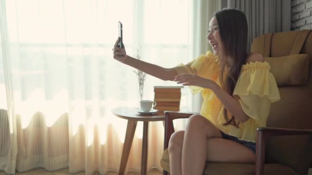 Metraje Hermosa Mujer Asiática Usando Teléfono Inteligente Casa — Vídeo de stock