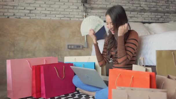 Material Archivo Hermosa Mujer Asiática Haciendo Shopping Casa — Vídeo de stock