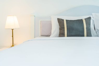 Yatak odasının iç dekorasyonunda yastık.