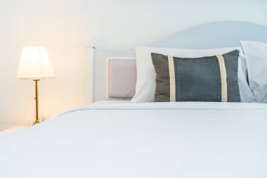 Yatak odasının iç dekorasyonunda yastık.