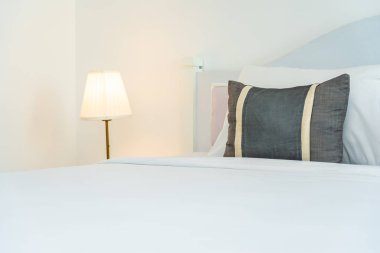 Yatak odasının iç dekorasyonunda yastık.