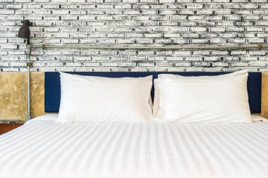 Yatak odasının iç dekorasyonunda yastık.