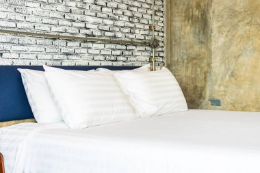 Yatak odasının iç dekorasyonunda yastık.