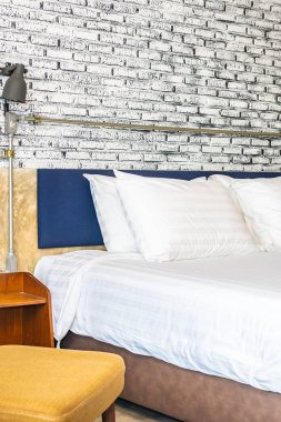 Yatak odasının iç dekorasyonunda yastık.
