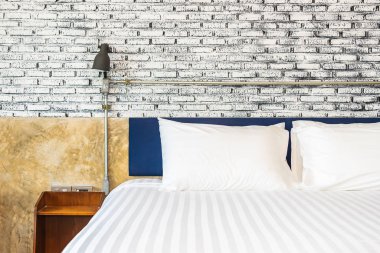 Yatak odasının iç dekorasyonunda yastık.