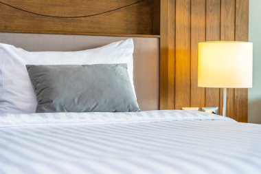 Yatak odasının iç dekorasyonunda yastık.