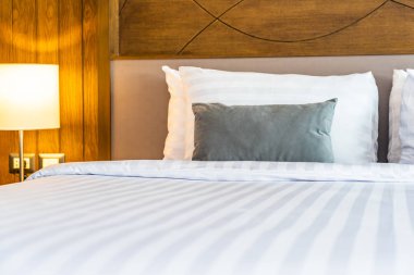 Yatak odasının iç dekorasyonunda yastık.