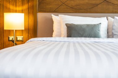 Yatak odasının iç dekorasyonunda yastık.