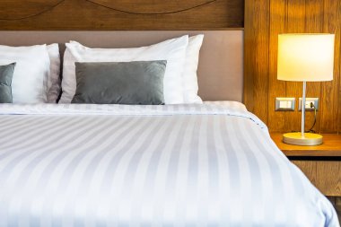 Yatak odasının iç dekorasyonunda yastık.