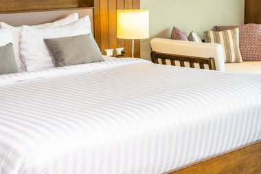 Yatak odasının iç dekorasyonunda yastık.