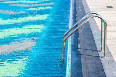Merdiven Açık Yüzme havuzunda otel resort çevresinde