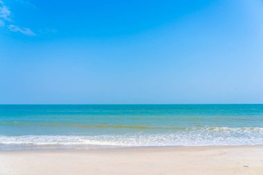 Plajın etrafındaki güzel tropikal okyanus mavi gökyüzü beyaz kl
