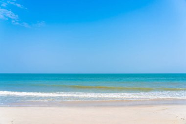 Plajın etrafındaki güzel tropikal okyanus mavi gökyüzü beyaz kl