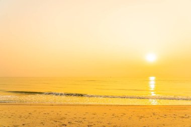 Güneşin doğuşunda ya da batışında güzel tropikal okyanus plajı