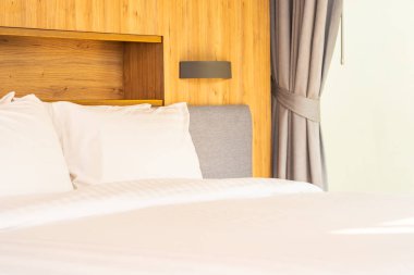 Yatak odasının iç dekorasyonunda yastık.