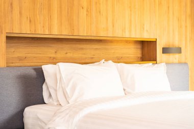 Yatak odasının iç dekorasyonunda yastık.