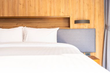 Yatak odasının iç dekorasyonunda yastık.