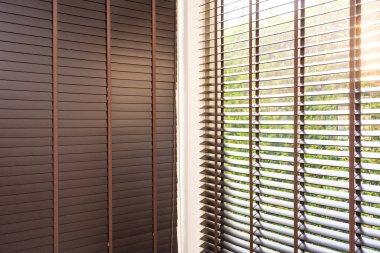 Odanın perde dekorasyonunu kapatır