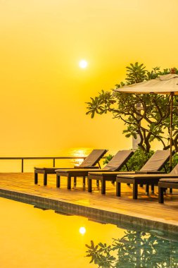 Şemsiye ve sandalye ile güzel bir gün doğumu.