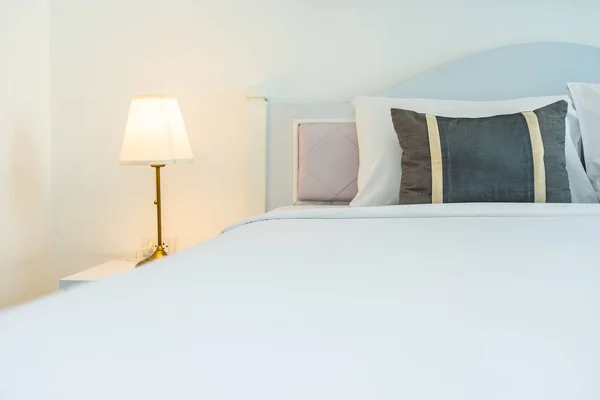 Travesseiro na cama decoração interior do quarto interior — Fotografia de Stock