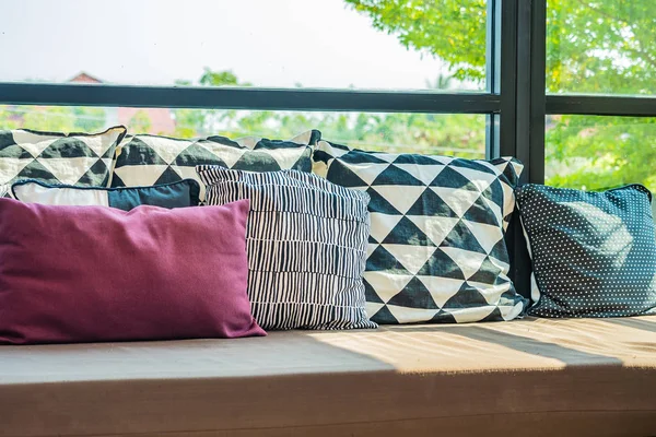 客厅沙发装饰上舒适的枕头 — 图库照片