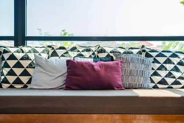Almohada cómoda en la decoración del sofá en la sala de estar — Foto de Stock