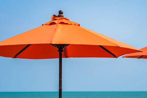 Deštník s krásnou modrou oblohou pozadí téměř moře oceán bea — Stock fotografie