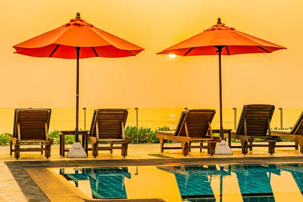 Bella alba intorno con ombrellone e sedia piscina all'aperto — Foto Stock
