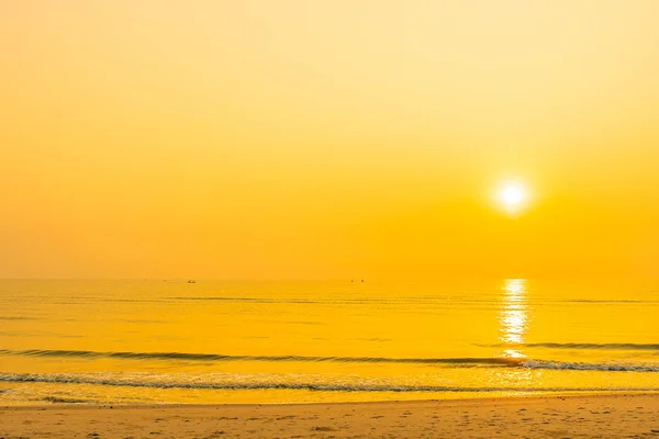 Belle mer tropicale océan plage au lever ou au coucher du soleil — Photo