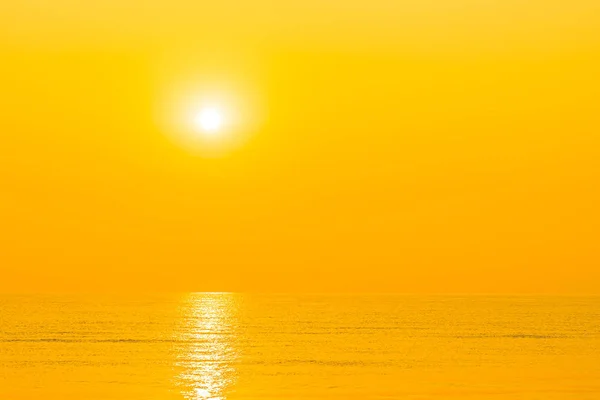 Bela praia oceânica tropical ao nascer do sol ou ao pôr do sol — Fotografia de Stock