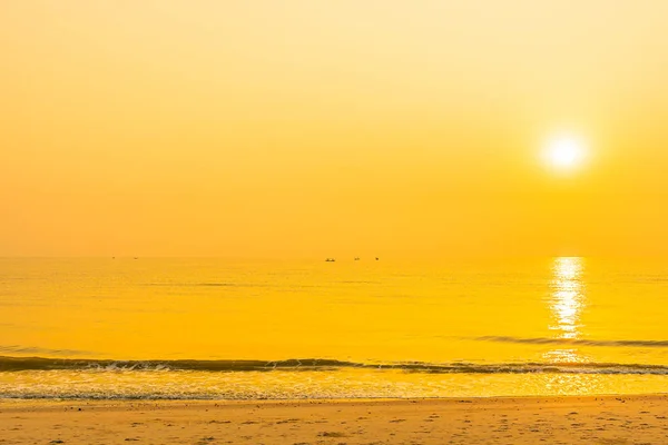 Belle mer tropicale océan plage au lever ou au coucher du soleil — Photo