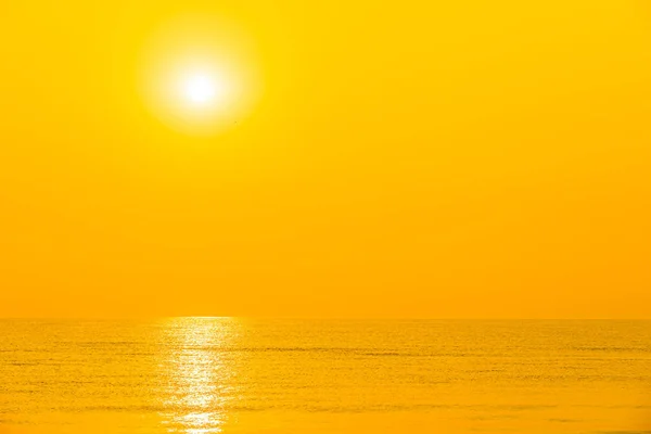 Beautiful tropical sea ocean beach at sunrise or sunset time — Stock Photo, Image