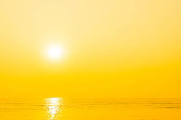 Bela praia oceânica tropical ao nascer do sol ou ao pôr do sol — Fotografia de Stock
