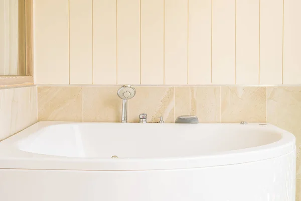 Fehér fürdőkád és jacuzzi dekoráció belső tér — Stock Fotó