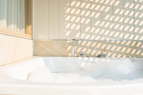 Vasca da bagno bianca e decorazione jacuzzi interno — Foto Stock